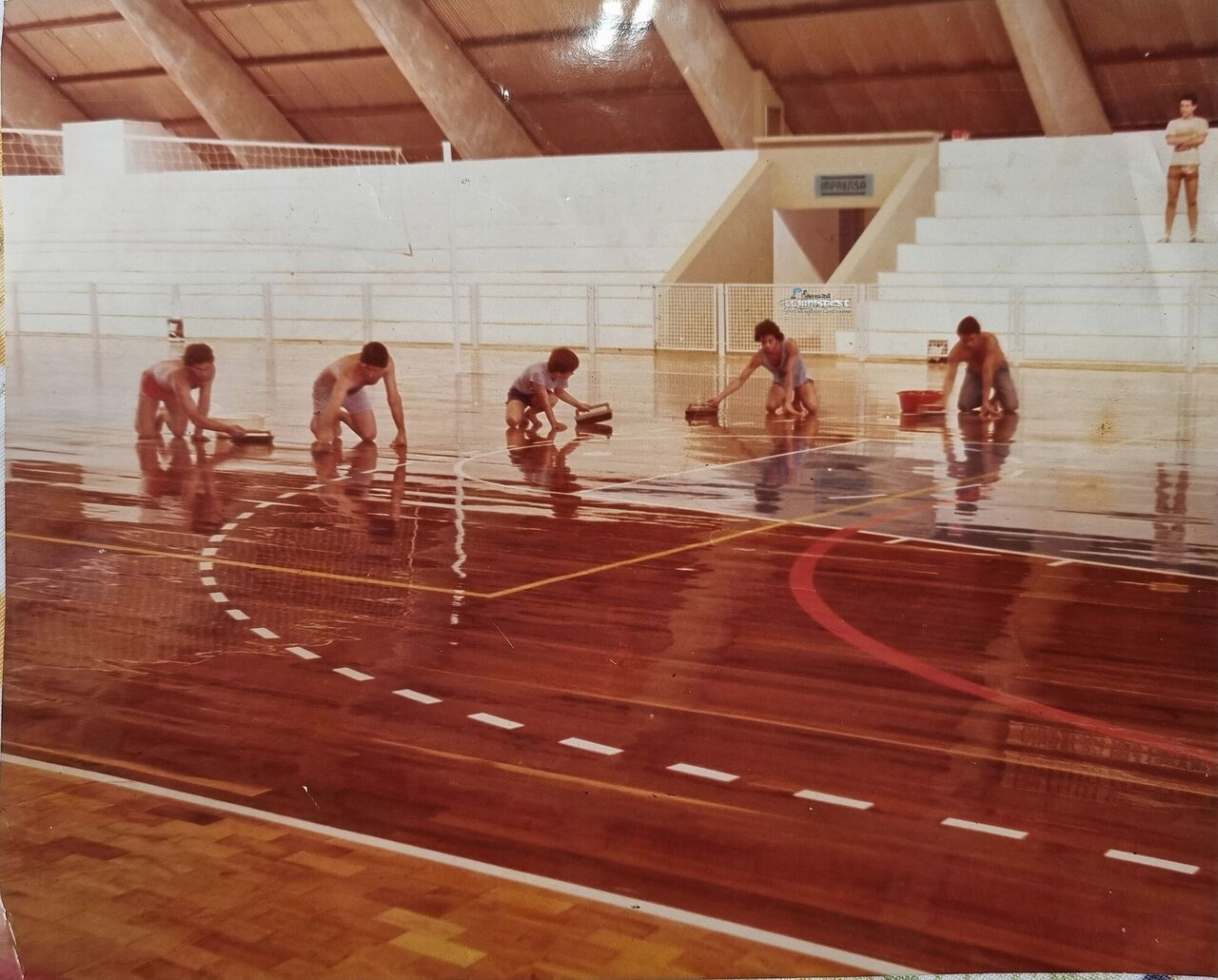 Anos 80: Fernandes Comino e familiares aplicando acabamento na quadra poliesportiva do CSU em Votuporanga