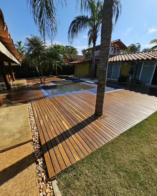 Deck de ipê · Verniz base água semibrilho (ref. DK-08)