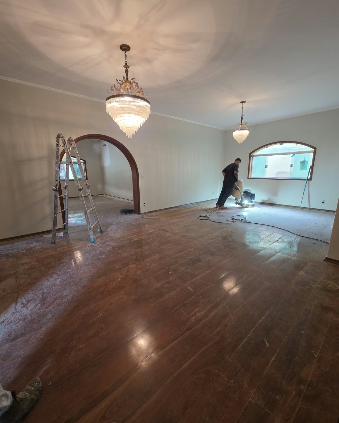 Leonardo Comino raspando o assoalho com o Discão em sala com lustre de cristal