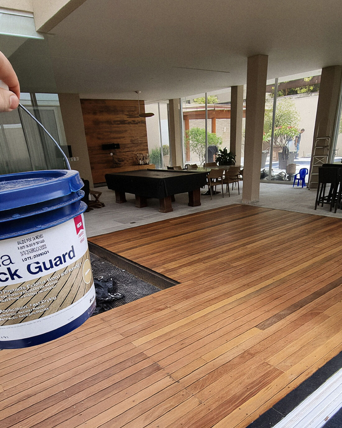 Aplicação de proteção para deck com o balde de Deck Guard