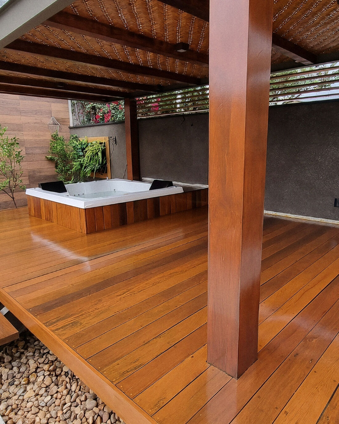 Deck com spa e pergolado restaurado
