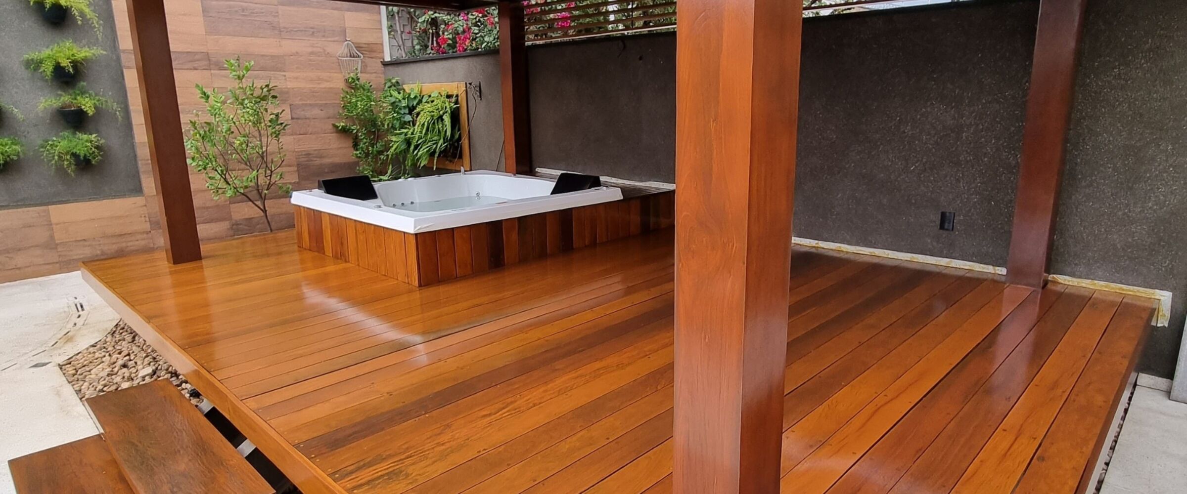 Deck de área gourmet com spa, restaurado pela Comino