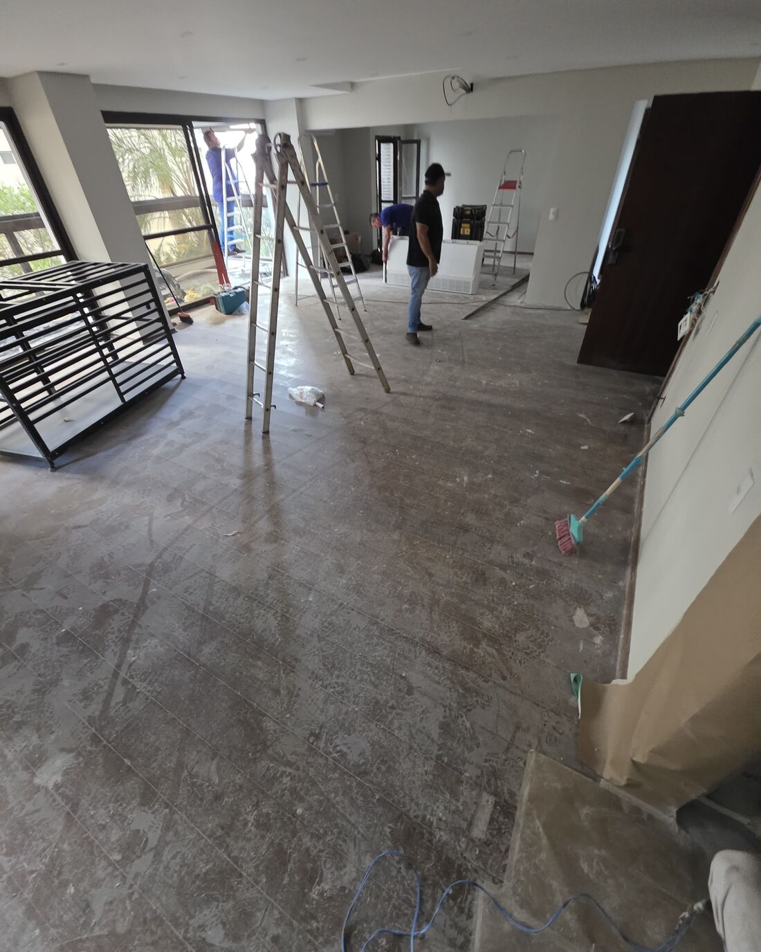 Contrapiso em obra, antes da instalação do assoalho