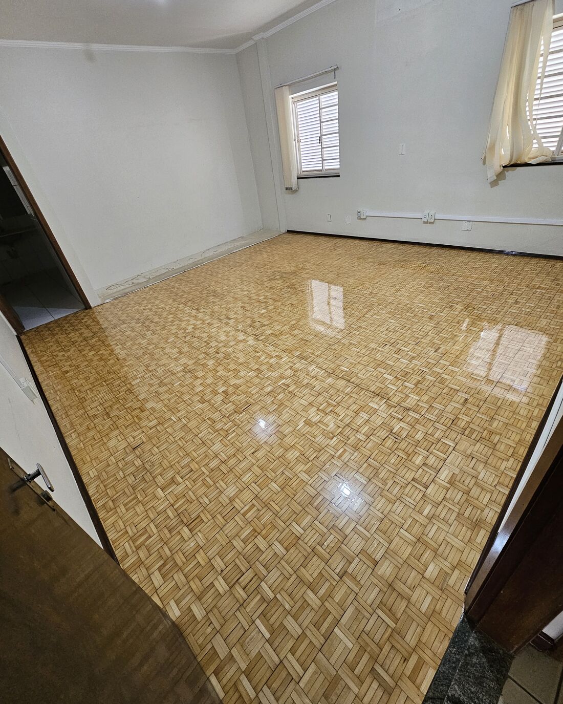 Taco claro instalado e envernizado com alto brilho