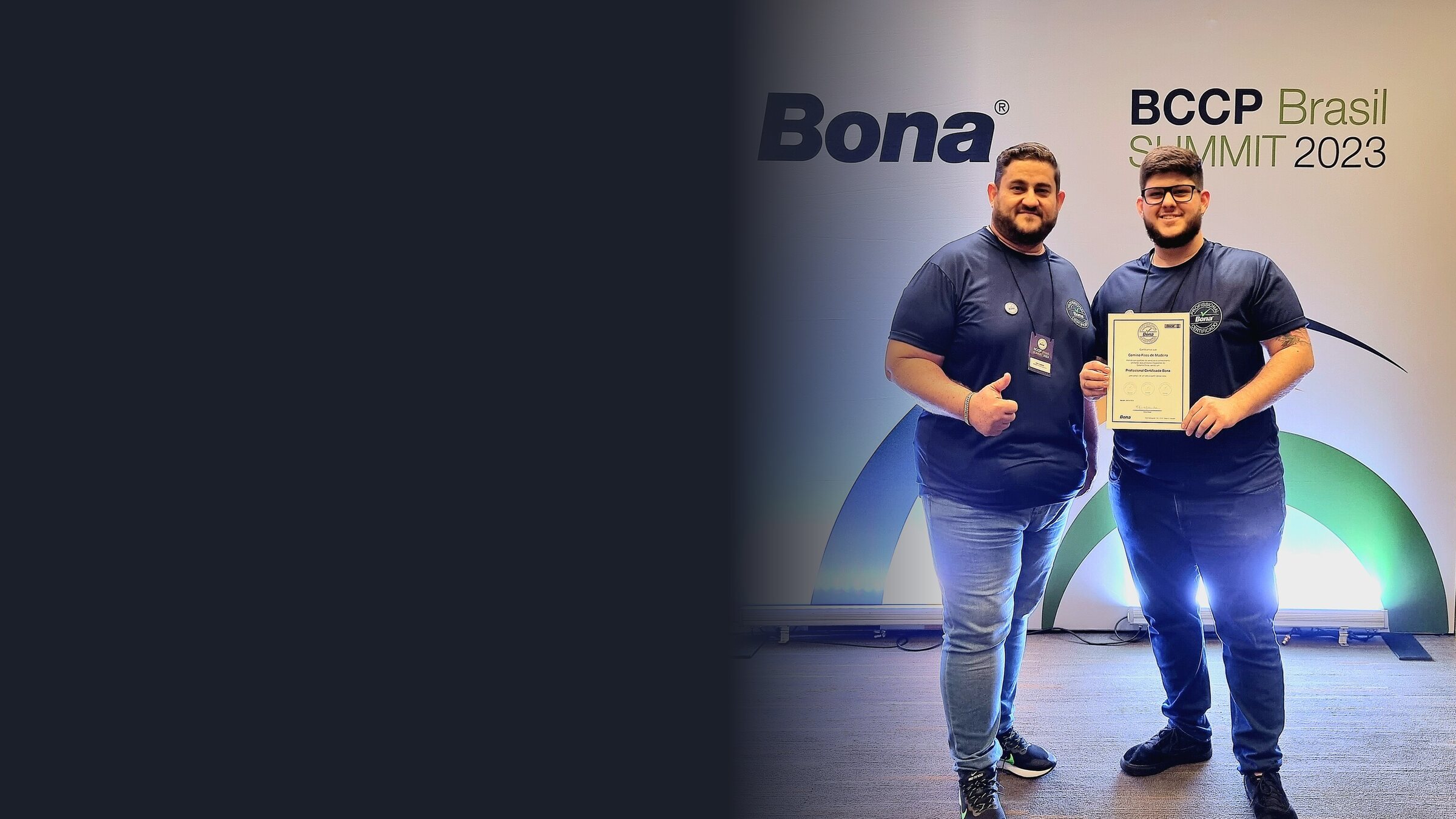 Eder e Leonardo Comino, pai e filho, recebendo a certificação de Profissional Certificado Bona no BCCP Brasil Summit 2023