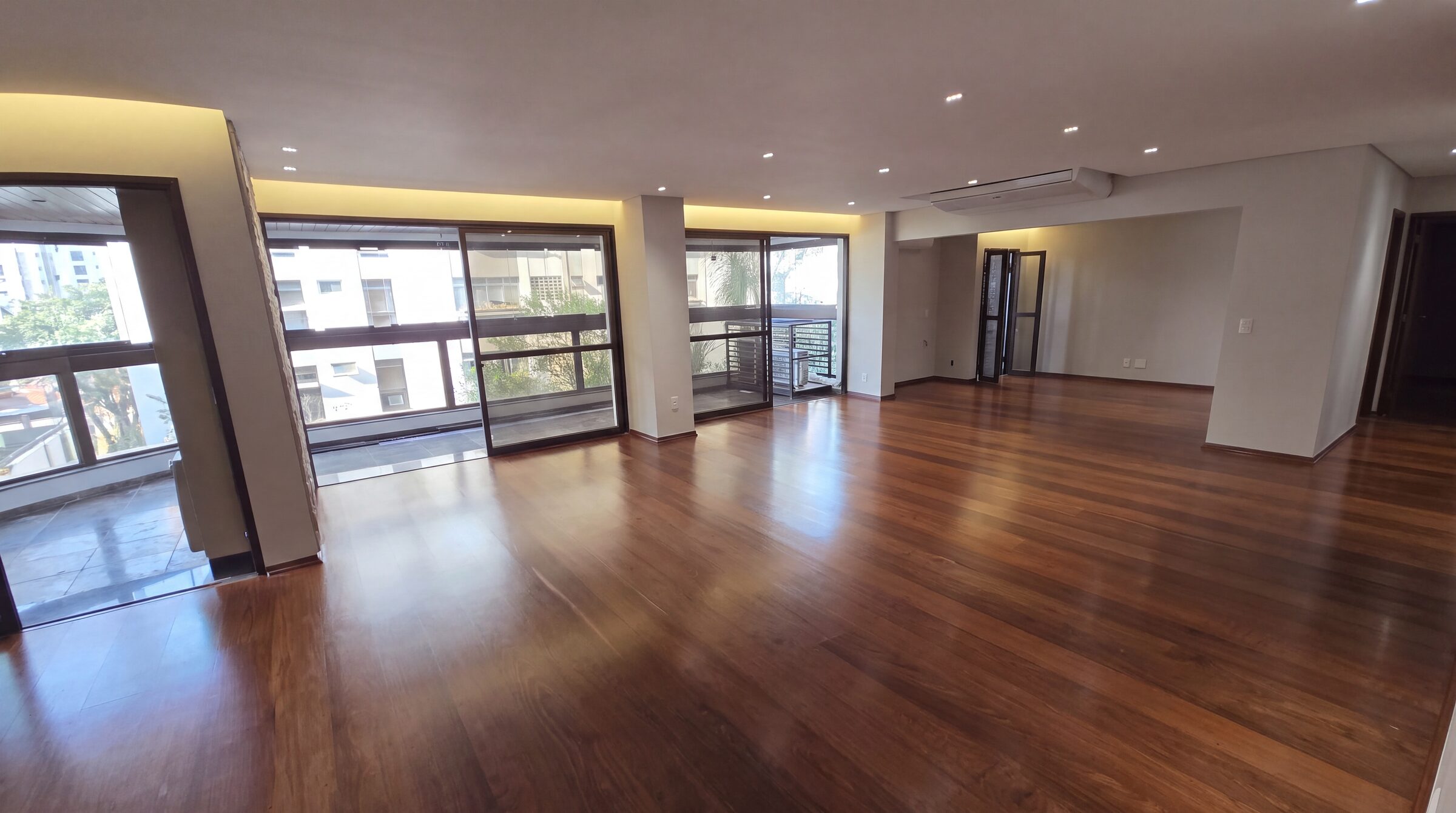 Apartamento amplo com assoalho de madeira maciça restaurado e portas de vidro para a varanda