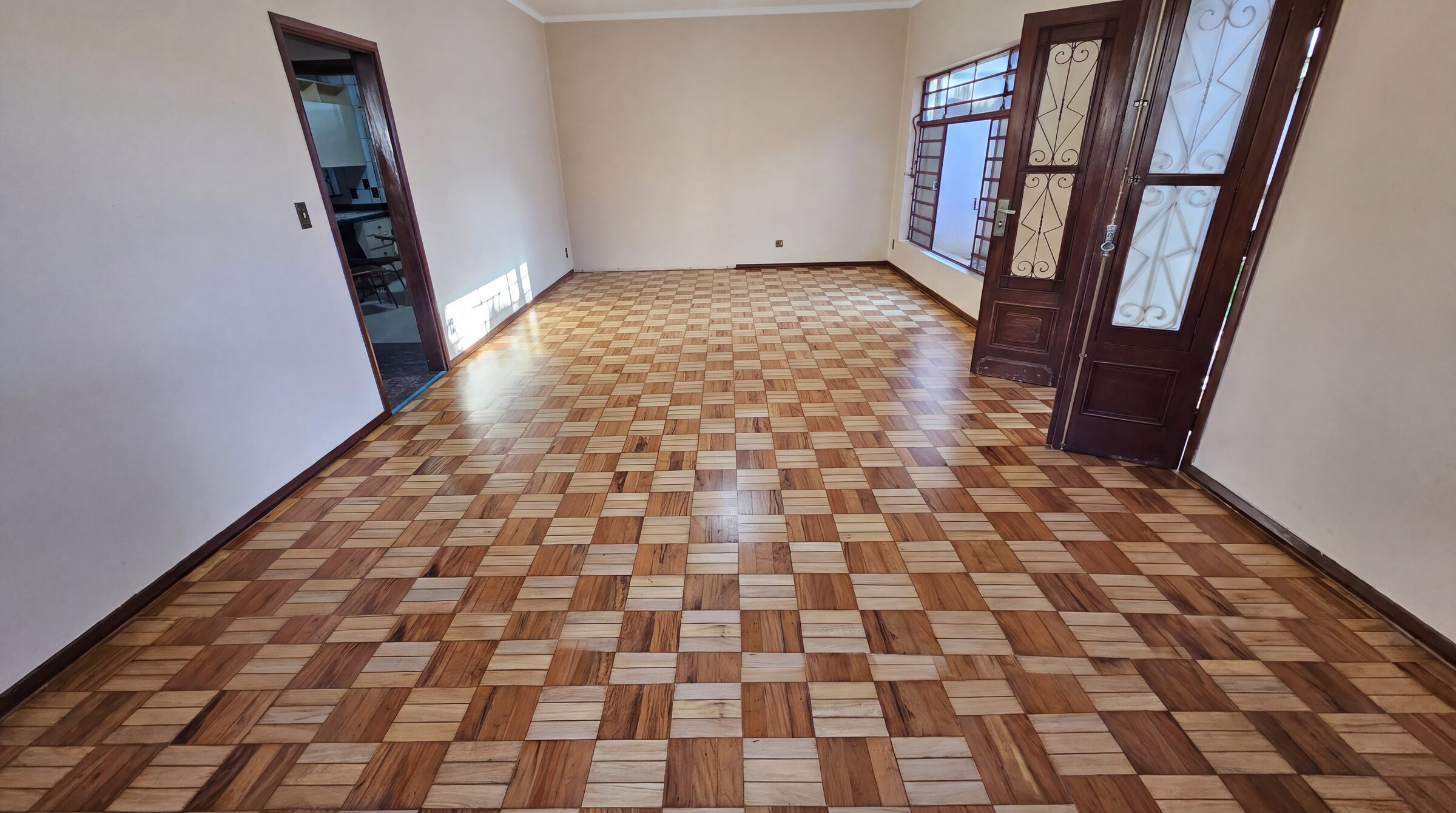 Sala com taco damero em dois tons restaurado pela Comino